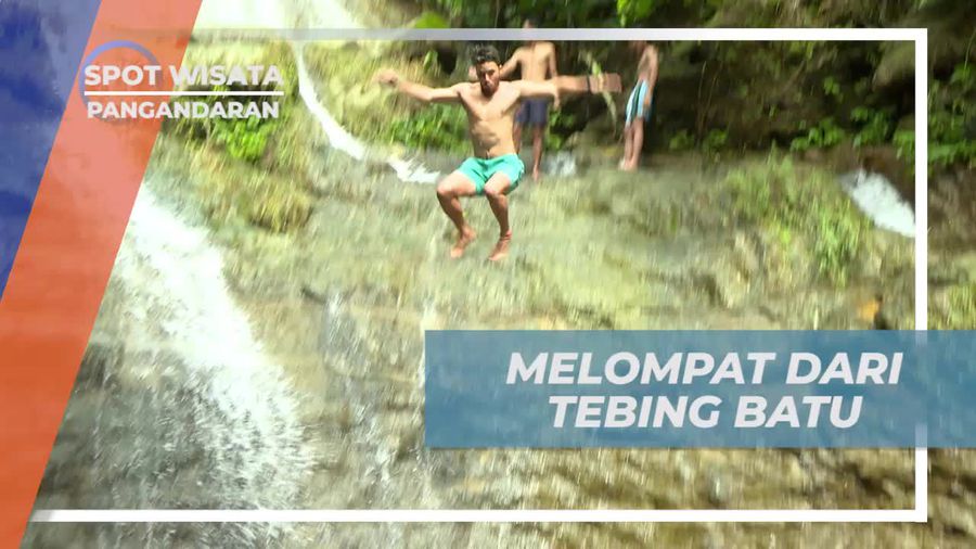 Melompat Berani dari Tebing Batu di Curug, Pangandaran