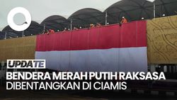 Video: Momen Pembentangan Bendera Merah Putih Raksasa di Pusat Kota Ciamis