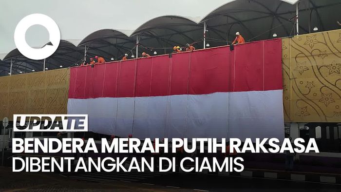 Video: Momen Pembentangan Bendera Merah Putih Raksasa di Pusat Kota Ciamis