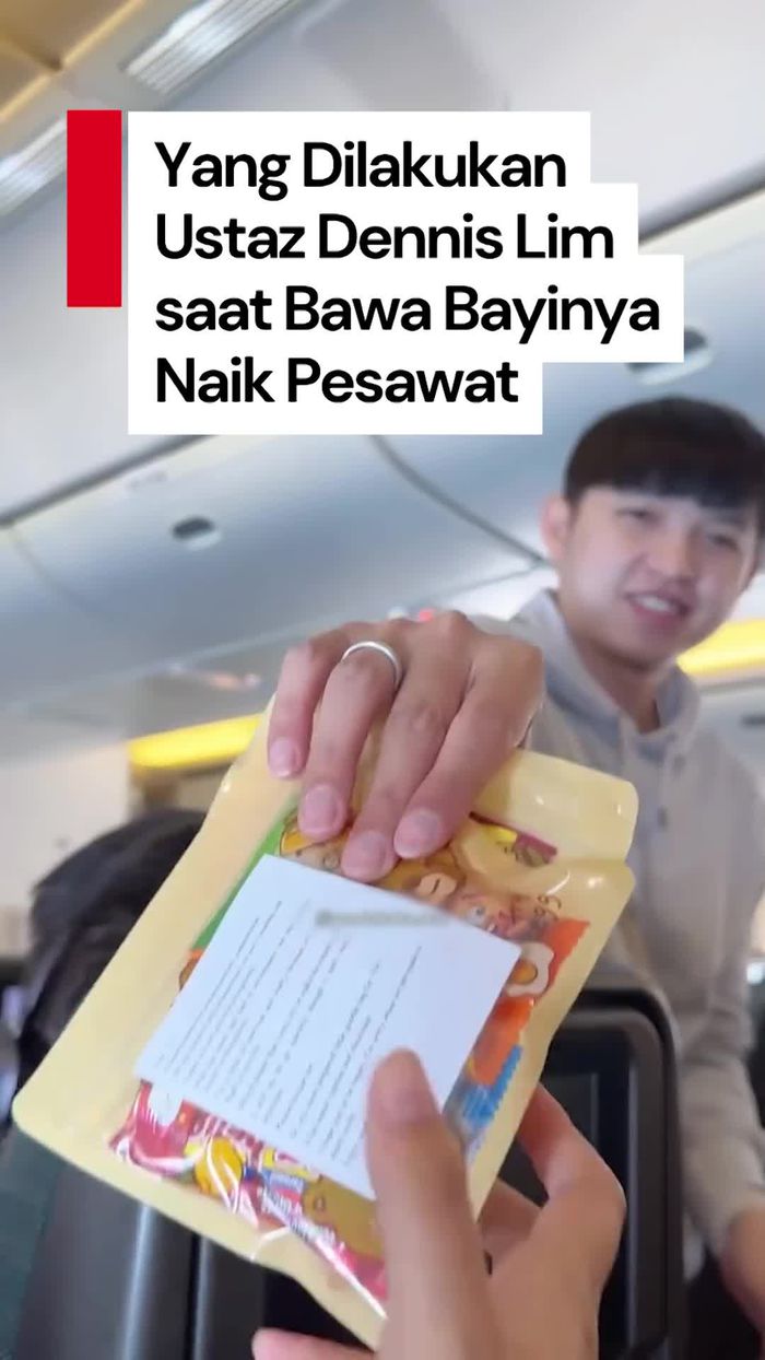 Video: Bawa Bayi ke Pesawat, Ustaz Dennis Bagi Cokelat ke Penumpang Lain