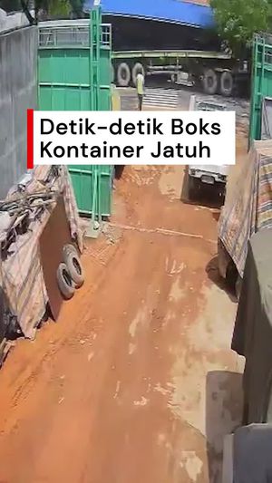 Video CCTV: Boks Kontainer Jatuh Timpa Sejumlah Anak SD di Banjarbaru Kalsel