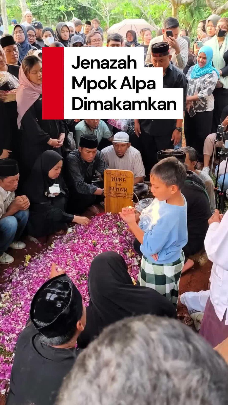 Video: Suasana Haru Pemakaman Mpok Alpa