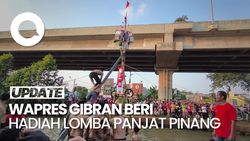 Video: Hadiah dari Gibran Jadi Incaran Peserta Panjat Pinang di Kalimalang