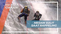 Hadapi Medan Sulit Rappeling di Curug Cikondang, Cianjur  