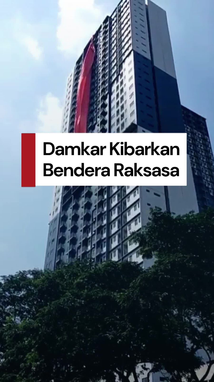 Video: Aksi Damkar Kibarkan Bendera Merah Putih Raksasa di Depok 