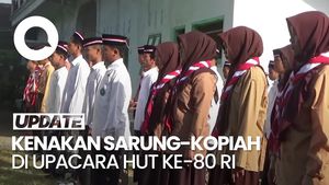 Video: Pakai Sarung dan Kopiah, Ratusan Santri Lumajang Rayakan HUT RI