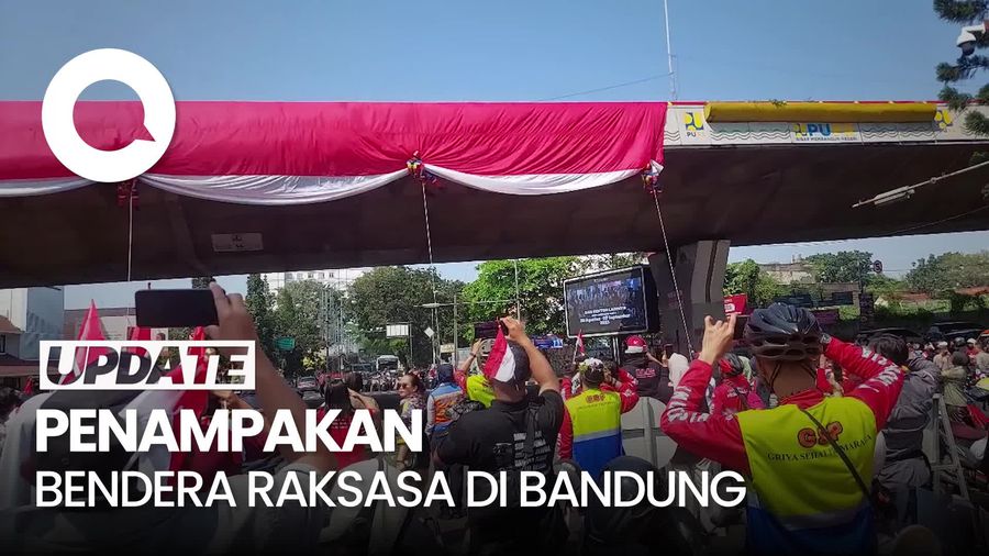 Video: Ada Bendera Raksasa Berkibar di Flyover Pasopati Bandung