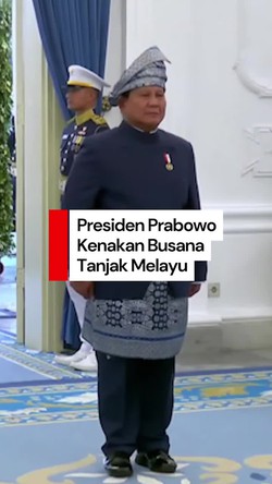 Video: Presiden Prabowo Tampil Gagah dengan Tanjak Melayu di Penurunan Bendera