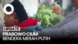 Video: Saat Prabowo Cium Bendera Merah Putih Sebelum Dikibarkan Paskibraka