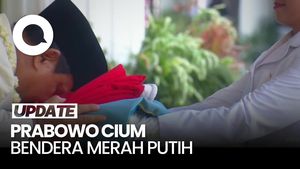 Video: Saat Prabowo Cium Bendera Merah Putih Sebelum Dikibarkan Paskibraka