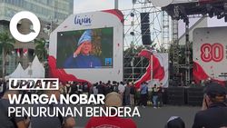 Video: Warga Nobar Penurunan Bendera Merah Putih di Bundaran HI