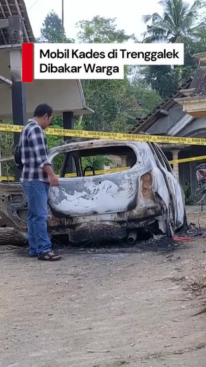  Video: Kades di Trenggalek Diserang Warga, Mobilnya Dibakar