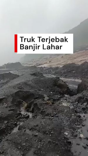 Video: Detik-detik Truk Tambang Terjebak Banjir Lahar Gunung Semeru
