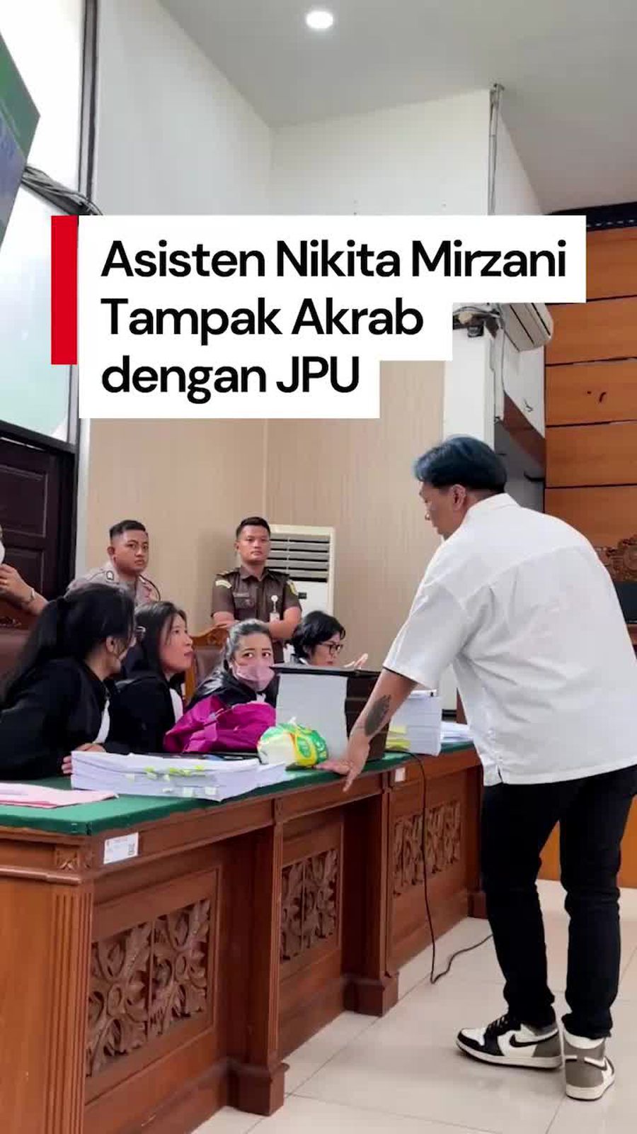 Video Momen Akrab Asisten Nikita Mirzani ke JPU Sebelum Sidang
