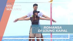 Romansa di Ujung Kapal di Pantai Ambon, Maluku