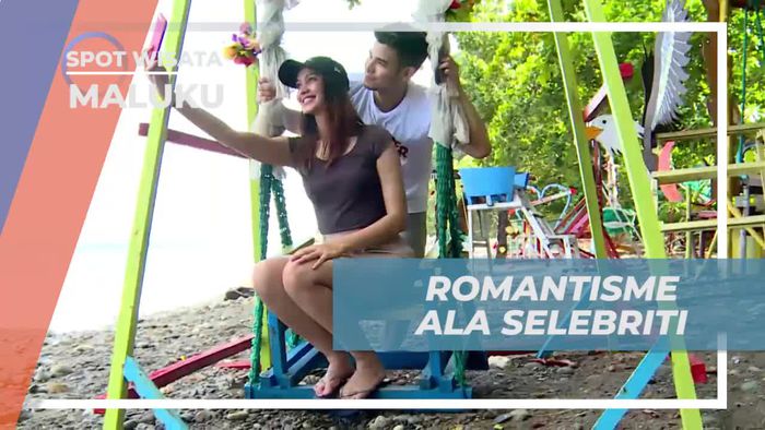 Romantisnya Suasana Pantai Ambon, Maluku dengan Ayunan