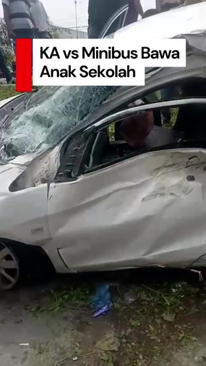 Video KA vs Minibus Bawa Anak Sekolah di Padang, 1 Orang Tewas