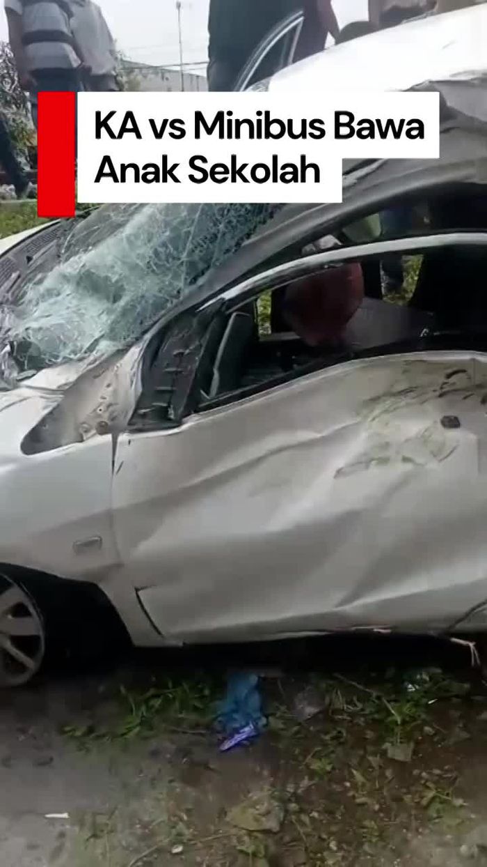 Video KA vs Minibus Bawa Anak Sekolah di Padang, 1 Orang Tewas