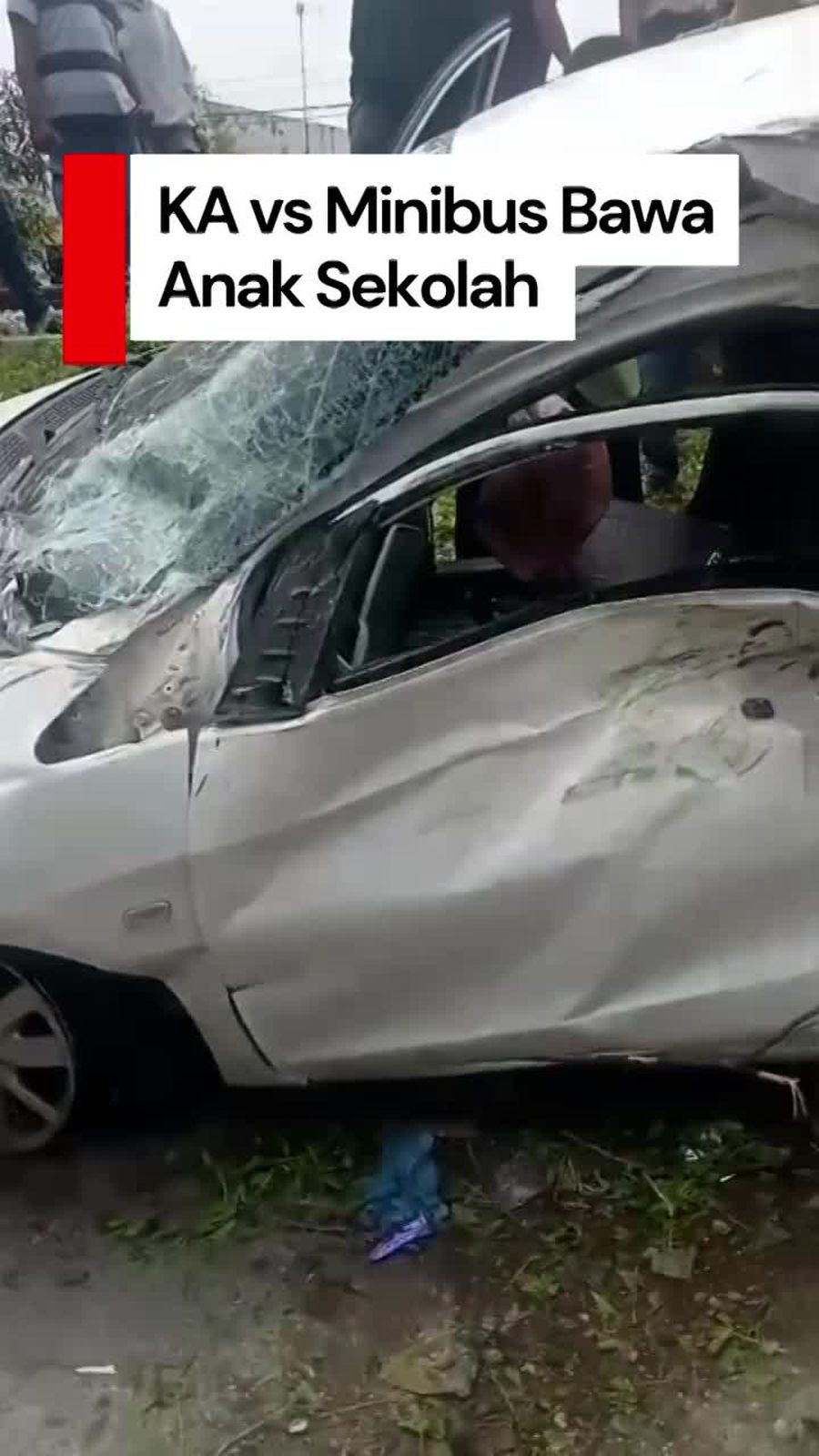 Video KA vs Minibus Bawa Anak Sekolah di Padang, 1 Orang Tewas