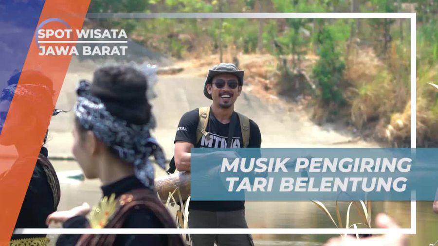 Mencoba Alat Musik Pengiring Tari Belentung di Majalengka, Jawa Barat