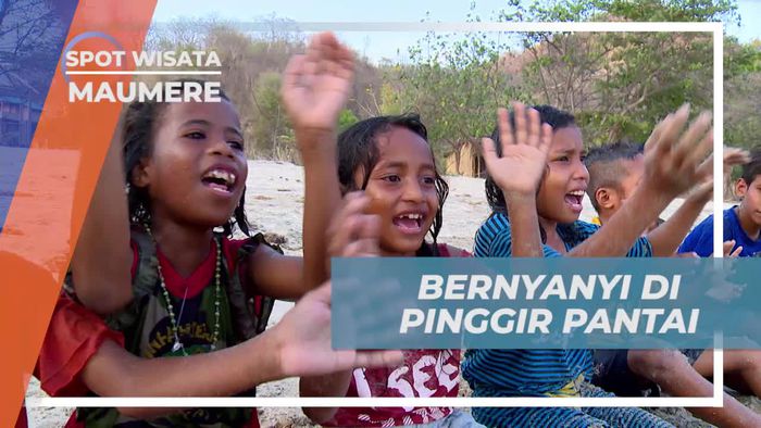 Bernyanyi Gembira di Pinggir Pantai Koka, Maumere, Nusa Tenggara Timur