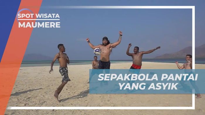 Main Sepakbola di Pantai Indah Pulau Pangabatang, Maumere