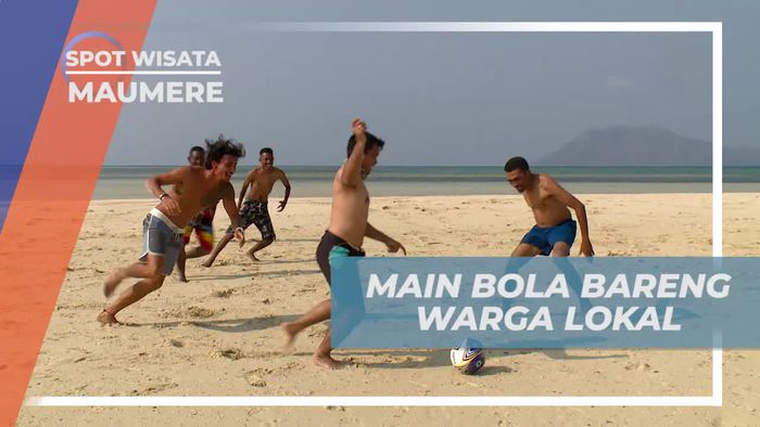 Bergabung dalam Permainan Bola Pantai Bersama Warga Pulau Pangabatang