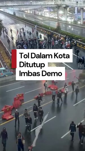 Video: Massa Demo Kelompok Pelajar Masuk Tol Dalkot-Rusak Pembatas Jalan