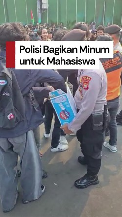 Video: Polisi Bagikan Air Mineral untuk Mahasiswa Saat Demo di Gedung DPR