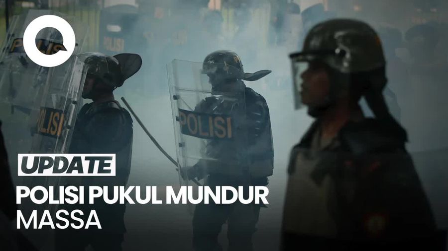Video: Momen Polisi Pukul Mundur Massa ke Arah Stasiun Palmerah 