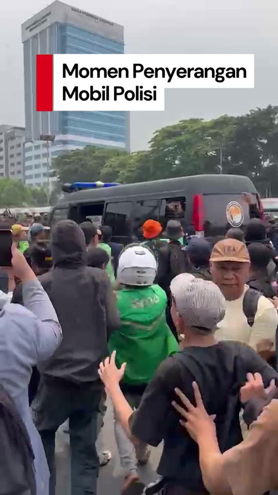 Video: Massa Lempari Mobil Polisi di DPR Diduga Bawa Pelajar yang Ditahan