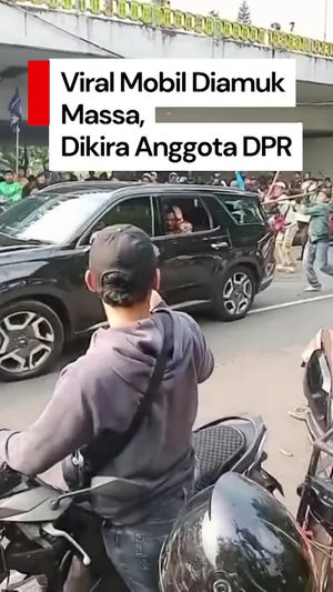 Video Viral Mobil Pelat ZZH Diserang Massa, Dikira Anggota DPR