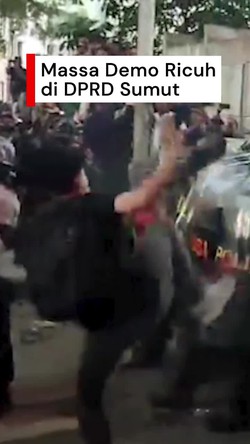 Video: Momen Massa Demo Tolak Tunjangan DPR Robohkan Gerbang DPRD Sumut