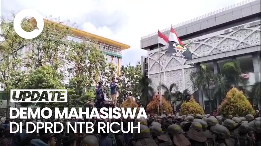 Video: Demo Mahasiswa di NTB Sempat Ricuh, Pagar DPRD Jebol