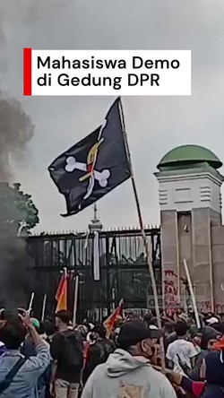 Video: Demo Mahasiswa di DPR Bawa Bendera One Piece