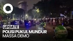 Video: Polisi Bubarkan Warga Nonton Demo di Flyover Slipi