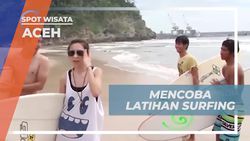 Melatih Dasar Bermain Surfing untuk Mengurangi Risiko di Aceh  