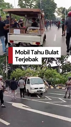 Video: Momen Mobil Tahu Bulat Terjebak di Antara Polisi dan Massa Demo DPR