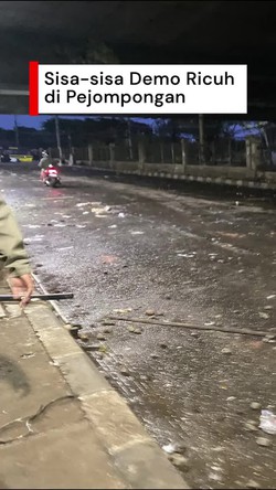 Video Sisa-sisa Demo Ricuh di Pejompongan: Batu-Bambu Berserakan