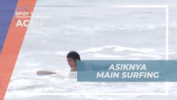 Menikmati Asiknya Bermain Surfing di Ombak Tinggi Aceh  
