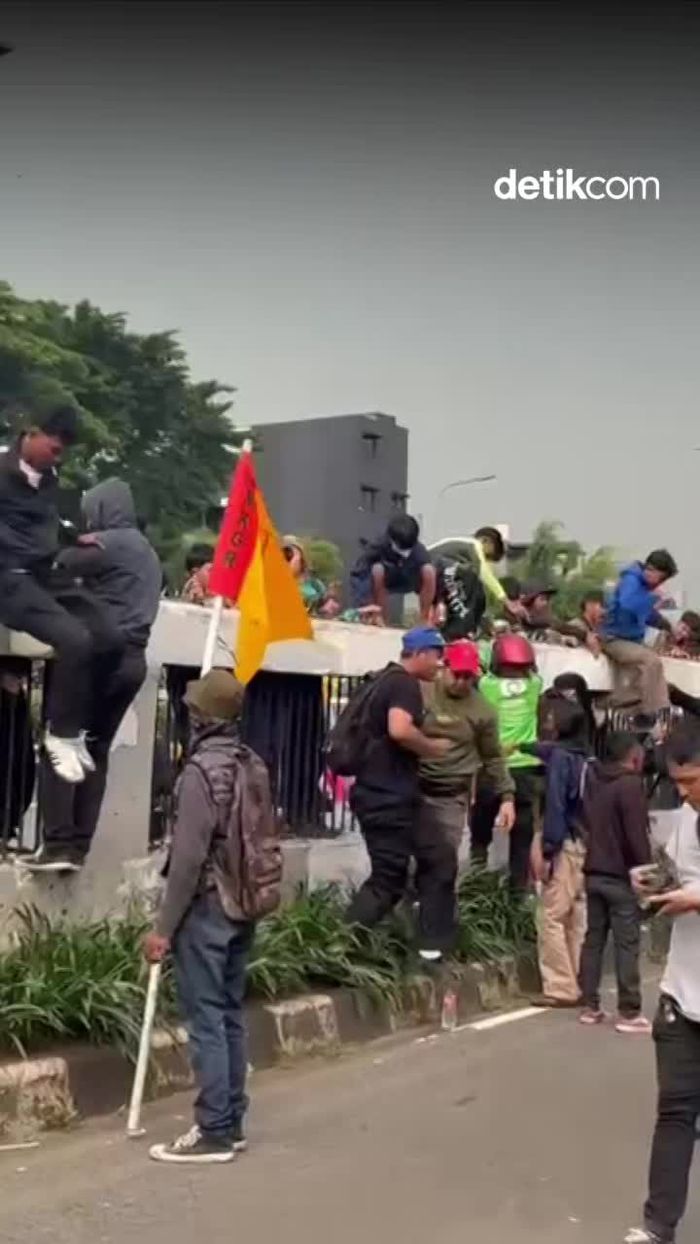 Video: Pelajar Ikut Gabung Aksi Demo, Loncat Pembatas Tol