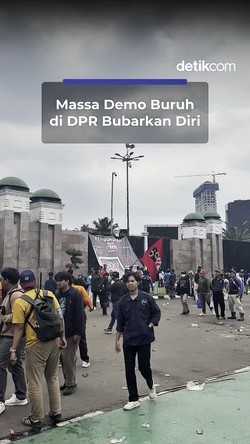 Video: Massa Demo Buruh di DPR Bubarkan Diri