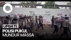 Video: Demo Ricuh, Polisi Pukul Mundur Massa ke Jalan Gerbang Pemuda