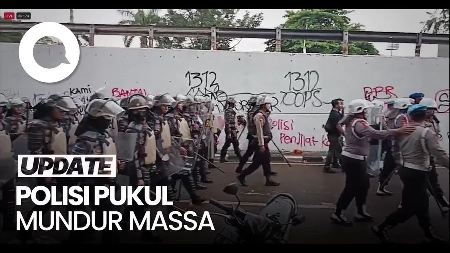 Video: Demo Ricuh, Polisi Pukul Mundur Massa ke Jalan Gerbang Pemuda