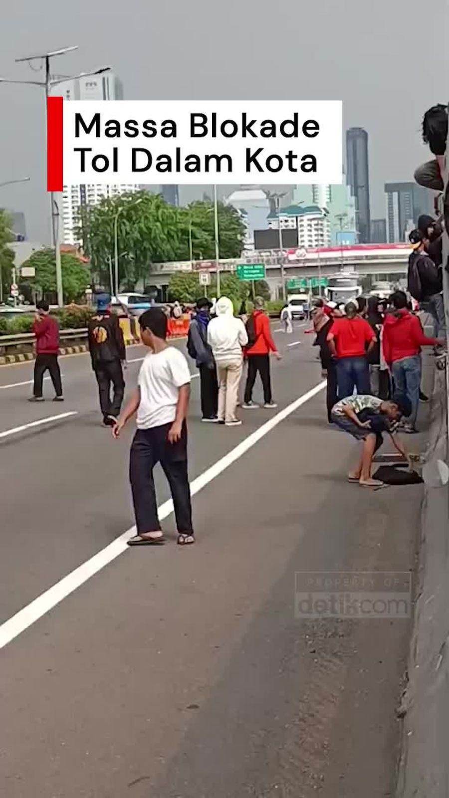 Video: Massa Pendemo Sempat Blokade Tol Dalkot Arah Slipi