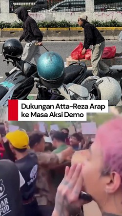Video: Atta Halilintar-Reza Arap Bagikan Makanan ke Massa Aksi Demo