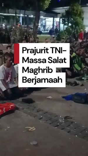 Video: Momen Prajurit TNI-Driver Ojol Salat Maghrib Berjamaah di Sela Demo