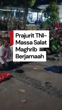 Video: Momen Prajurit TNI-Driver Ojol Salat Maghrib Berjamaah di Sela Demo