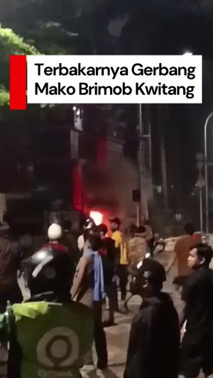 Video: Gerbang Mako Brimob Kwitang Terbakar di Tengah Ricuh Demo!