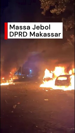 Video: Makassar Mencekam! Massa Jebol Pagar DPRD, Mobil-Motor Dibakar